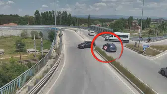 Kütahya trafiğinde tehlikeli ısrar: O anlar saniye saniye görüntülendi