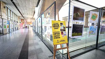 Otobüs beklerken sanat molası: Futbol tutkusu karikatürle terminale taşındı