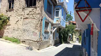 Afyonkarahisar'da ev sahibi isyan etti: Kamyonlar çarpmasın diye kirişe reflektörlü çözüm
