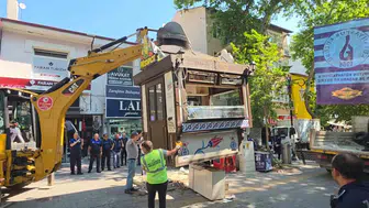 Kütahya'da Sevgi Yolu gerilimi: Çatıya çıkıp kendini zincirledi