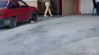 Sevgilisinin dükkanını savaş alanına çevirdi: Çekiçli öfke kamerada