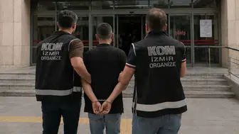 İzmir'de silah kaçakçılığına geçit yok: Evinden cephanelik çıktı
