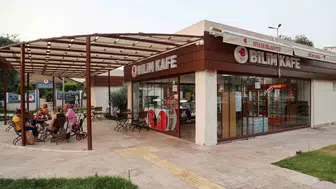 Efeler’de yaz akşamlarının yeni adresi: Bilim Kafe mesaiyi uzattı