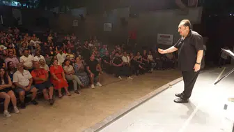 Faruk Sofuoğlu’ndan sahne tozlu bir nostalji yolculuğu: 80’ler ve 90’ların ruhu İzmir’de canlandı