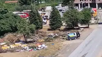 Kemalpaşa'da pes dedirten manzara: Belediye binasının arka bahçesi çöplüğe döndü