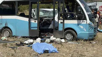 Manisa'da acı kaza: Kamyonet ile otobüs çarpıştı, bir kişi hayatını kaybetti