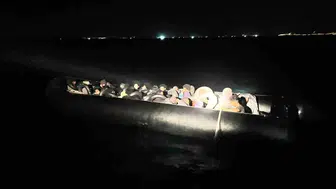 Ege'de gece operasyonu: Kaçak göçmenleri taşıyan bota jandarma ve sahil güvenlik geçit vermedi