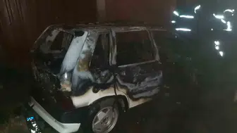 Sandıklı'da korku dolu anlar: Evin önündeki araç küle döndü