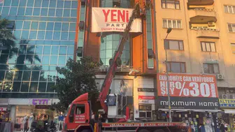 Denizli siyasetinde hareketli saatler: Yeni Parti tabelası eski binada yükseldi