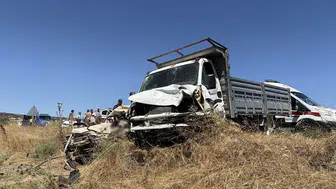 Manisa'da acı bilanço: Kafa kafaya çarpışan araçlarda bir kişi hayatını kaybetti
