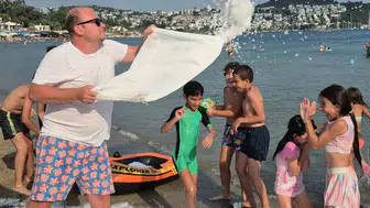 Bodrum sahillerinde sıra dışı serinlik: Kumsala tonlarca buz döktürdü