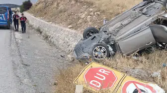 Bayat'ta Kontrolden Çıkan Otomobil Refüje Devrildi: 2 Yaralı