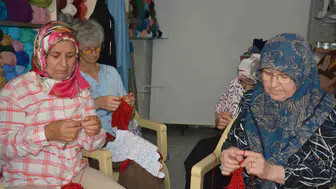 Demirci’de 15 Kadının 10 Günlük Emeği: 3 Kilo İple Örülen Dev Bayrak Göğüs Kabarttı