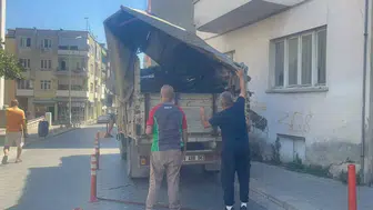 Sürücünün Manevra Şansı Kalmadı: Kamyonet Kasası Balkona Takıldı