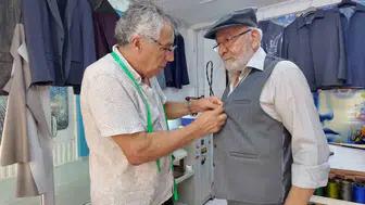 Yarım asırlık usta iğne ipliği bırakmıyor: Efe kıyafetleri onun elinde hayat buluyor