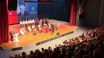 Didim’de Sahne Nostaljiye Açıldı: Türk Sanat Müziği Korosu’ndan Tam Not Alan Gece