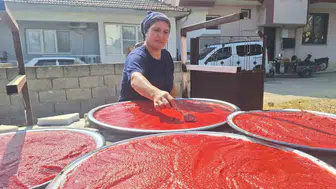 Sarıgöl'de güneşin bereketi kavanozlara giriyor: İmece usulü kış hazırlığı