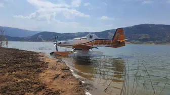 İzmir'de orman yangınına müdahale eden uçak baraj gölünde mahsur kaldı