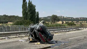 Uşak’ta dehşet anları: Kontrolden çıkan araç taklalar atarak karşı şeride uçtu