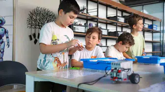 Efeler’de eğitim seferberliği: Ücretsiz atölyeler, dijital merkez ve gündüz bakımevleriyle fırsat eşitliği
