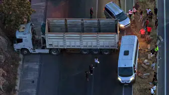 Muğla-Aydın karayolunda tır dehşeti: Dev araç yolu trafiğe kapattı