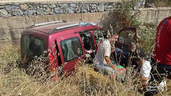 Menteşe’de korkutan kaza: Direksiyon hakimiyetini kaybedince dereye uçtu