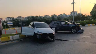 Aydın'da trafik kazası: Otomobil refüje uçtu