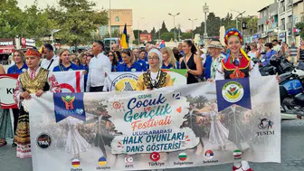 Çeşme’de dansın evrensel dili: Dokuz ülkenin ritmi Ege’de yankılandı