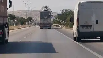 Sandıklı’da Sürücünün Unuttuğu Damper, 6 Metrelik Tabelayı Biçti