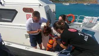 Didim'de zorlu kurtarma operasyonu: Sarp kayalıklarda mahsur kalan yaralı denizden kurtarıldı