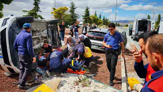 Bolvadin'de Kavşakta Çarpışan İki Otomobilde 7 Yaralı