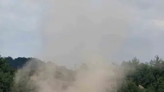 Menteşe semalarında şaşırtan doğa olayı: Toz hortumları mahalleyi kapladı