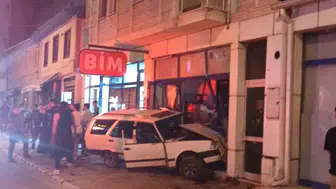 Zincir markete giren otomobilin dehşet anları kamerada: Kapalı olmasa faciaydı