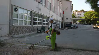 Kuşadası’nda Eğitim Seferberliği: Okul Bahçeleri Yeni Döneme Hazırlanıyor