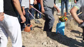 Kundağı Mezar Taşına Sarıldı: Anne Gamze ile Bebek Güney’in Acı Veda Günü