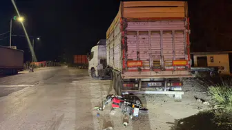Manisa'da acı kaza: Motosikletli sürücü park halindeki tıra çarparak can verdi