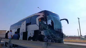 Afyonkarahisar yolunda acı bilanço: Otobüs ve kamyonet çarpıştı