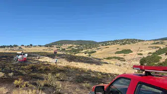Afyonkarahisar'da korkutan anız yangını: Ekipler orman sınırında durdurdu