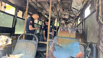 Menteşe'de park halindeki midibüs alevlere teslim oldu