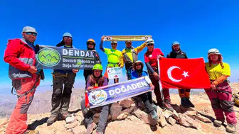 Denizlili dağcılar Türkiye’nin çatısında: 19 saatlik dev mücadele zaferle bitti