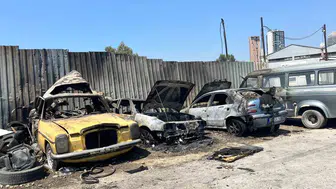 Bornova'da sabah dehşeti: Park halindeki araçlar alevlere teslim oldu