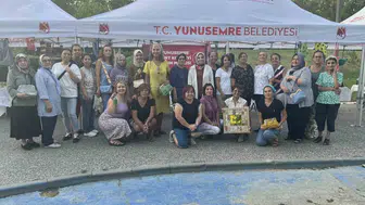 Yunusemre’de kadınların el emeği kazanca dönüşüyor: Gece pazarına yoğun ilgi