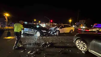 Ortaca'da trafik kilitlendi: Işıklı kavşakta üç araç birbirine girdi