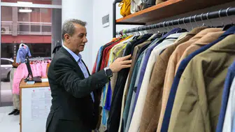 Efeler'de gönül birliği: Askıdaki kıyafetler ihtiyaç sahiplerine umut oluyor