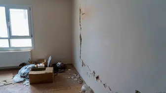 Turgutlu’da faciaya davetiye çıkaran bina: Temeli iki parça atılmış, kolonlar çatladı