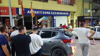 Soma'da Park Halindeki Otomobil Aniden Hızlandı: AK Parti Binasının İçinde Toplantı Salonuna Kadar Daldı