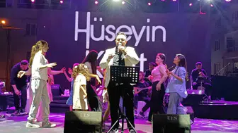 Selendi’de 104. Kurtuluş Coşkusu Sahneye Taştı: Başkan Daban, Hüseyin Kağıt’a Eşlik Etti