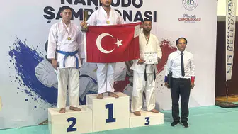 Yoğun bakımın kahramanı minderde devleşti: Hemşire Fuat Yiğit Akküç dünya zirvesinde