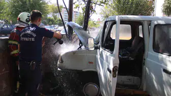 Aydın'da park halindeki araç alevlere teslim oldu: Kamyonet hurdaya döndü