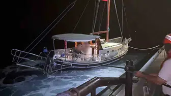 Marmaris açıklarında korku dolu anlar: Sürüklenen yelkenliyi Sahil Güvenlik kurtardı